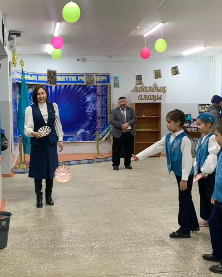 Эстетикалық талғам пәндері бірлестігінің ашылуында, оқушыларды бірлестік мүшелері "Мергендер" деген тәтті ойынмен қарсы алды.