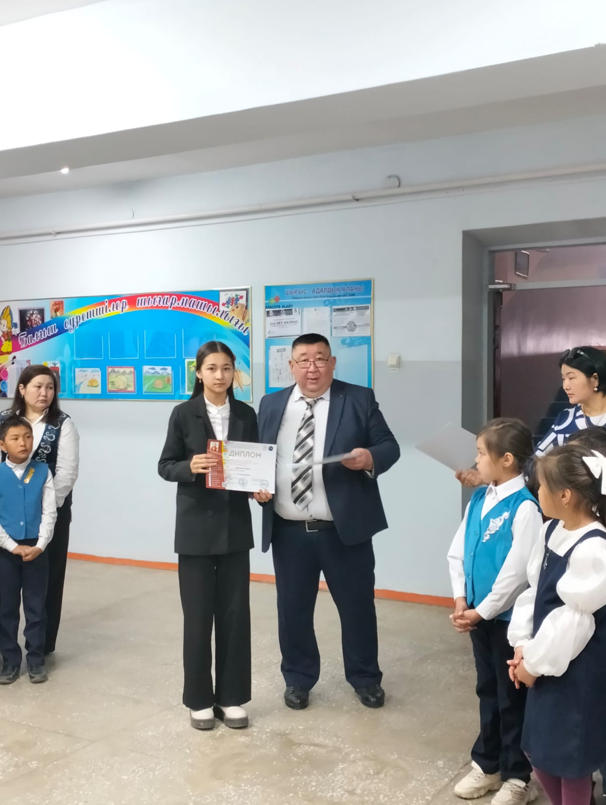 Кезекті лездемеде олимпиада,ғылыми жоба жарыстарының жеңімпаздары марапатталды.