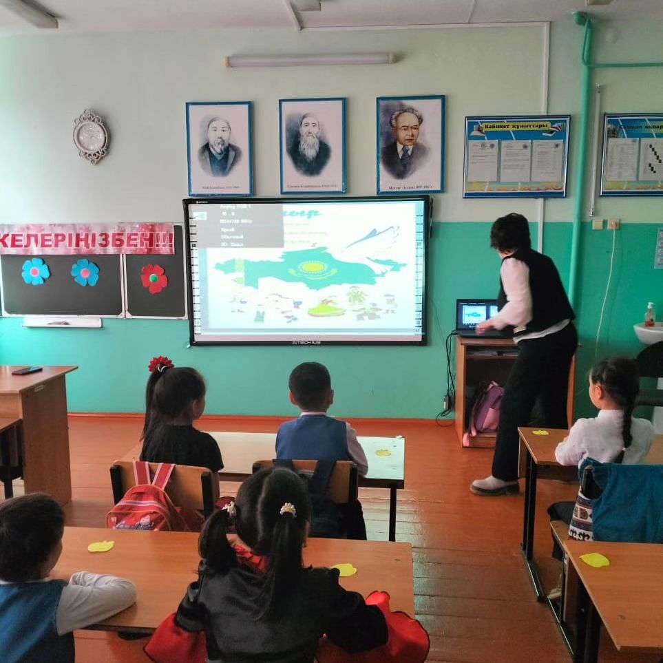 1-сыныпта "1 мамыр Қазақстан халық бірлігі күні" тақырыбында тәрбие сағаты өткізілді.