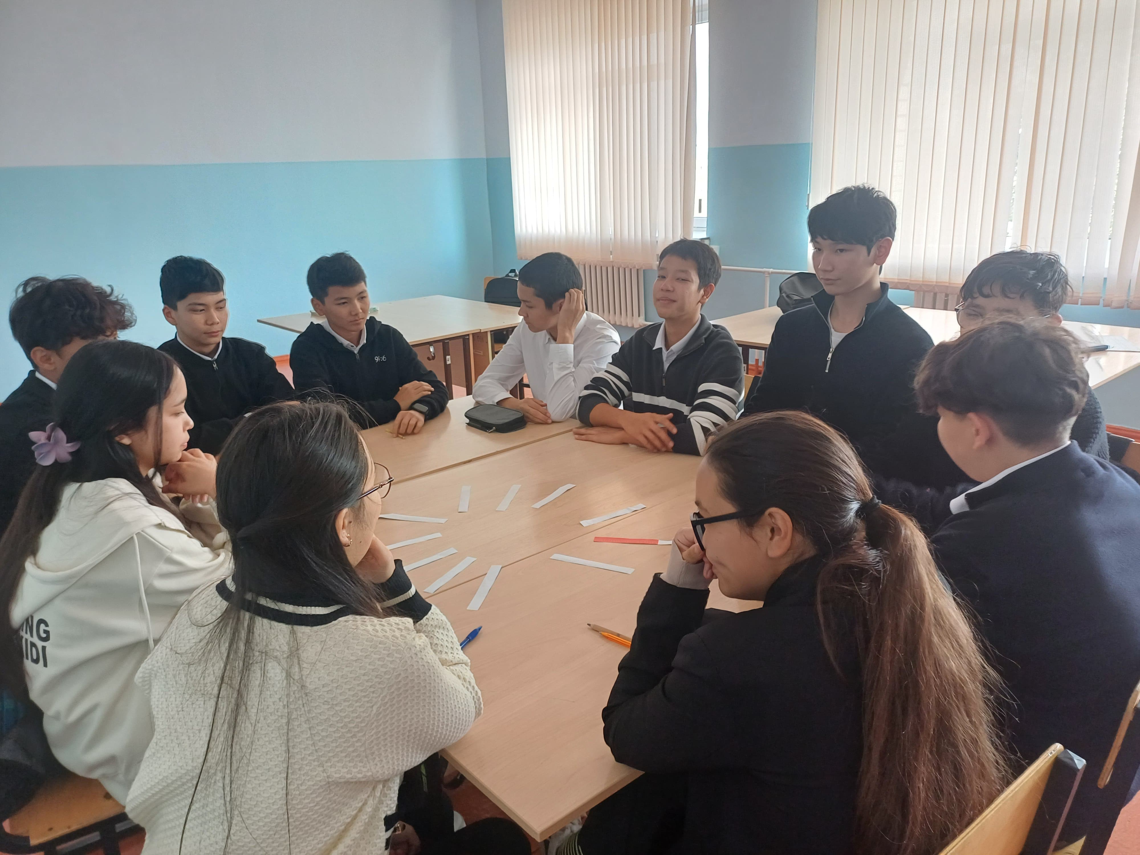 Ағылшын тілі пәнінен "Тілдер күніне орай" 9 сыныптарға Speaking club(сөйлесу клубы өтті.