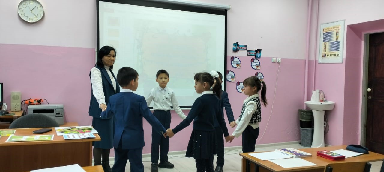 1-сыныпта " Алма мозайкасын жасау" тақырыбында ашық сабақ өткізілді.